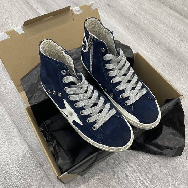 高版本 高帮 Francy系列 明星私服上脚示范 就是这么百搭 ！再也不用担心洗鞋的问题啦！ 鞋面原版牛皮 内里定制毛巾料+意大利牛皮， 独家开模乳胶垫 3.2