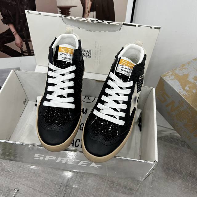 高帮 系列 明星私服上脚示范 就是这么百搭 ！再也不用担心洗鞋的问题啦！ 鞋面原版牛皮 内里定制毛巾料+意大利牛皮， 独家开模乳胶垫 3.2 Cm内增高鞋垫 高