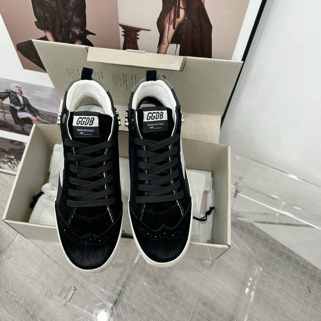 高帮 系列 明星私服上脚示范 就是这么百搭 ！再也不用担心洗鞋的问题啦！ 鞋面原版牛皮 内里定制毛巾料+意大利牛皮， 独家开模乳胶垫 3.2 Cm内增高鞋垫 高