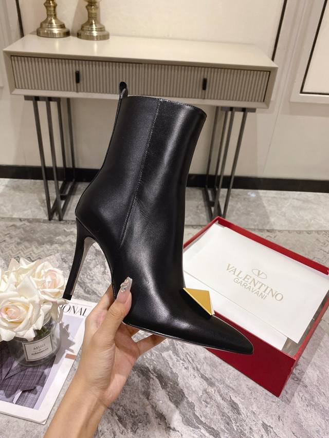 橡胶底 300真皮底 Valentino 华伦天奴秋冬时装女靴：上脚舒适百搭显大长腿！ 面料：进口头层牛皮配内要拉链款内里垫脚全部高端羊皮！ 大底：防滑耐磨橡胶