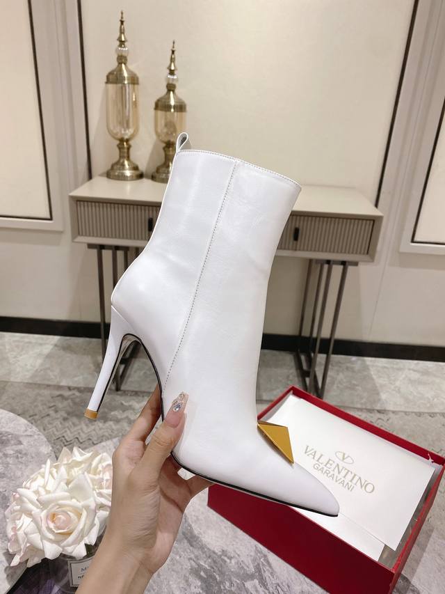 橡胶底 300真皮底 Valentino 华伦天奴秋冬时装女靴：上脚舒适百搭显大长腿！ 面料：进口头层牛皮配内要拉链款内里垫脚全部高端羊皮！ 大底：防滑耐磨橡胶