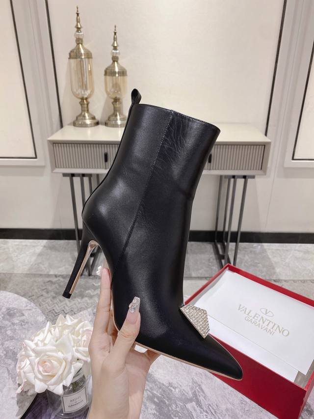 橡胶底 300真皮底 Valentino 华伦天奴秋冬时装女靴：上脚舒适百搭显大长腿！ 面料：进口头层牛皮配内要拉链款内里垫脚全部高端羊皮！ 大底：防滑耐磨橡胶