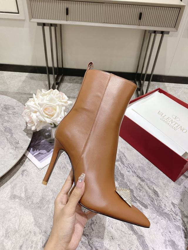 橡胶底 300真皮底 Valentino 华伦天奴秋冬时装女靴：上脚舒适百搭显大长腿！ 面料：进口头层牛皮配内要拉链款内里垫脚全部高端羊皮！ 大底：防滑耐磨橡胶