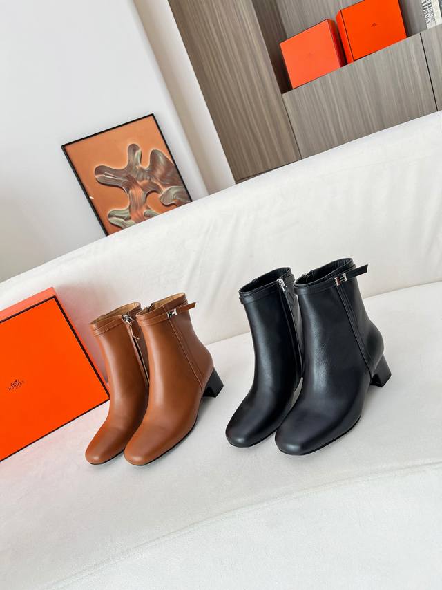 Hermes. 经典新款面料头层牛皮，内里:羊皮里。超级经典的爱马仕工字扣.穿上你就是女王.法抗拒的楦头.经典中的经典...每次一经上架立马被抢购一空.时尺码3