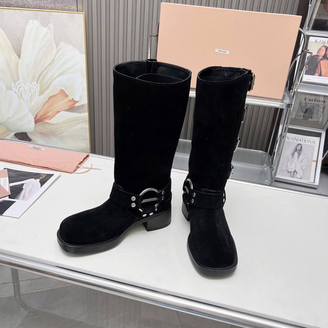 官网同步miumiu缪缪 高版本原版定制fw24 西部 美拉德风 复古 机车 马丁靴 系带 做旧 骑士靴 短靴 长靴 这款简约的皮革短靴设计精致，结合鞋面孔眼设