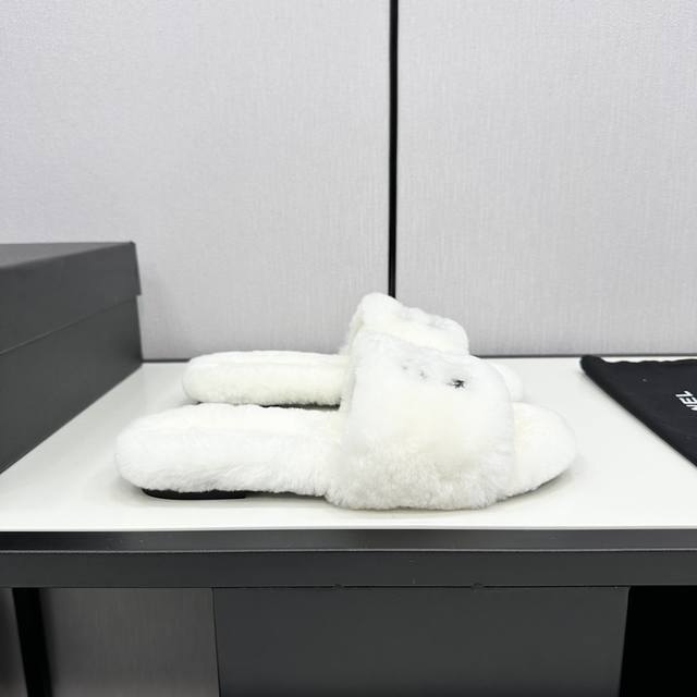 Sss官网、小红书同步最新配色小香家爆款火热上线，做工升级版，高品质！ 时尚潮流最新款毛毛拖，上脚超百搭暖底，女主们的最爱 真皮大底 5码数：35-41码， 注