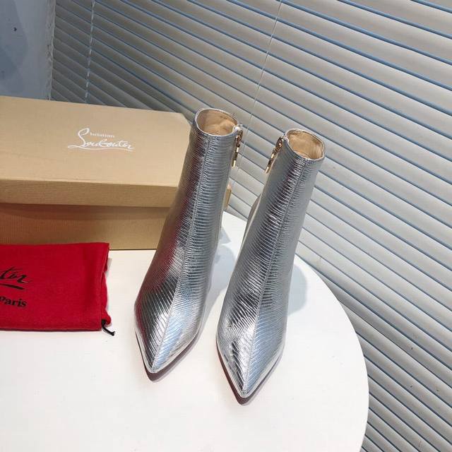 真皮底 240橡胶底 品牌:法国著名品牌红底鞋christian Louboutin 克里斯提.鲁布托原版1: 1制作 性感时装靴 简单大气细跟小尖头尽显女人味
