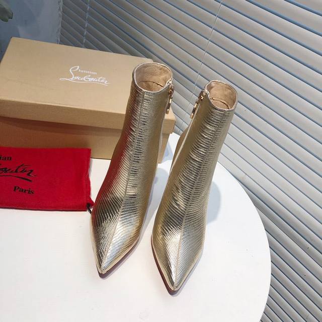 真皮底 240橡胶底 品牌:法国著名品牌红底鞋christian Louboutin 克里斯提.鲁布托原版1: 1制作 性感时装靴 简单大气细跟小尖头尽显女人味