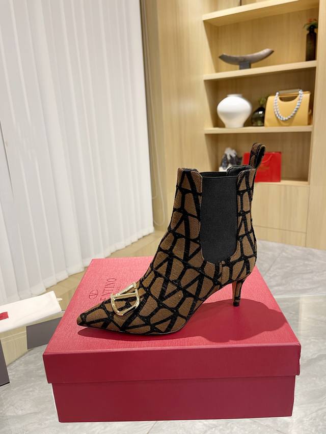 Valentino 华伦天奴～独特的 V标织物印花图案 配浅金色金属 V扣 时装女靴：原版工艺制作，上脚舒适百搭显大长腿！绝对上档次！ 面料：高级织物印花布进口