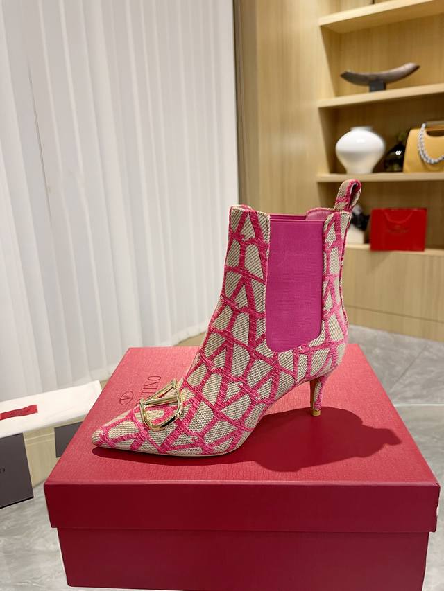 Valentino 华伦天奴～独特的 V标织物印花图案 配浅金色金属 V扣 时装女靴：原版工艺制作，上脚舒适百搭显大长腿！绝对上档次！ 面料：高级织物印花布进口