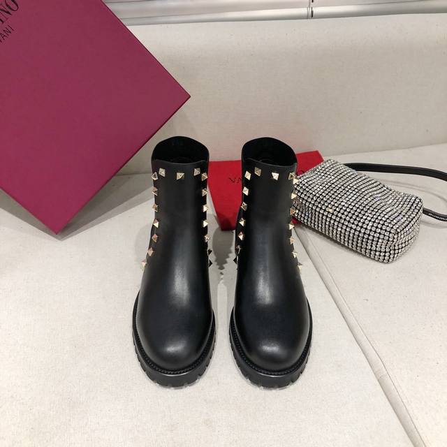 Valentino 华伦天奴铆钉短靴，全手工打造，大底独家开模。是一款您值得拥有的高档女鞋。面料:全粒面牛皮，内里:羊皮，35-41码 跟高30毫米人人都可轻松
