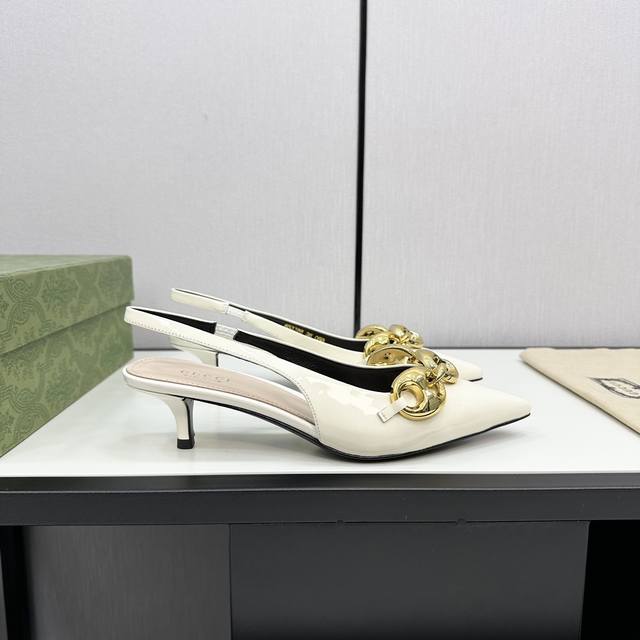 Gucci 24S 金属链条后空凉鞋 长到心巴儿上了~爱了~爱了！ 元气少女 活力满满 随意搭配轻松搭出时尚感 面料采用进口小牛漆皮 内里采用进口羊皮 意大利进