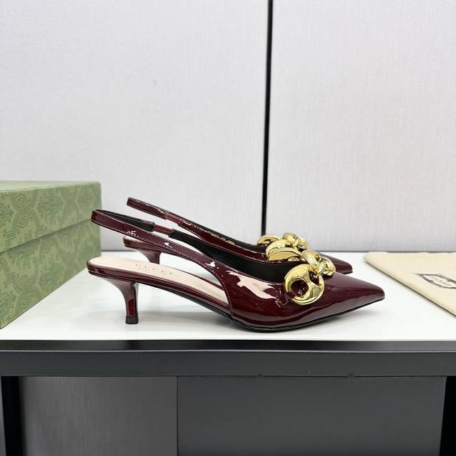 Gucci 24S 金属链条后空凉鞋 长到心巴儿上了~爱了~爱了！ 元气少女 活力满满 随意搭配轻松搭出时尚感 面料采用进口小牛漆皮 内里采用进口羊皮 意大利进