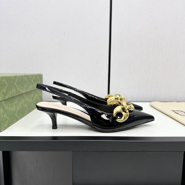 Gucci 24S 金属链条后空凉鞋 长到心巴儿上了~爱了~爱了！ 元气少女 活力满满 随意搭配轻松搭出时尚感 面料采用进口小牛漆皮 内里采用进口羊皮 意大利进