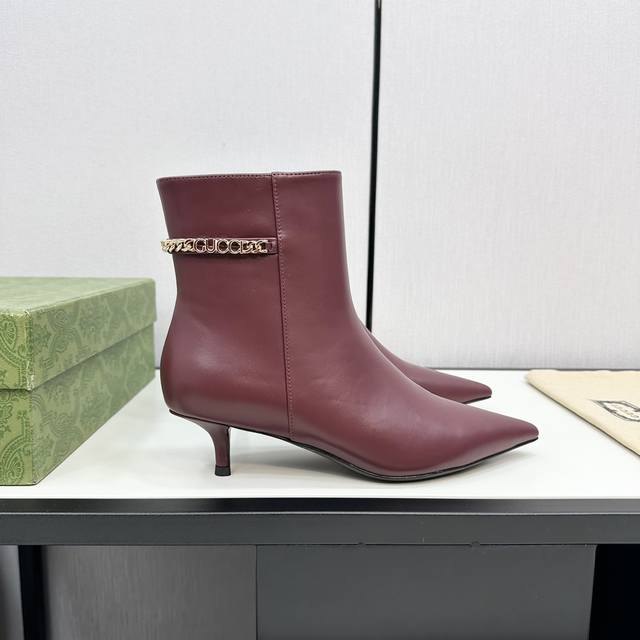 Gucci 经典爆款秋冬尖头链条高跟短靴！ 今年最不能错过的一双靴子！整体楦型流畅秀气，精致百搭又不失时髦感细 腻的皮质感，很软很舒服，鞋面镂空显得性感又高级，