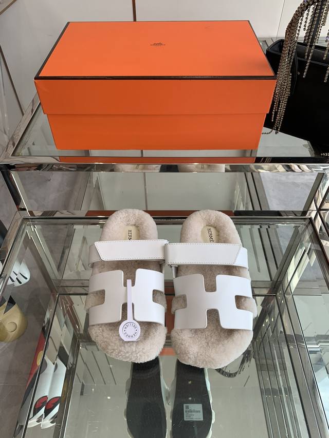 男40Hermes 爱马仕 皮毛一体卷糕毛二舅拖 今年面料均选用a+皮毛一体卷糕毛毛茸茸的 敲可爱的，踩云脚感，光脚或者搭配个袜子穿，都时髦的不行哦 鞋底是原版