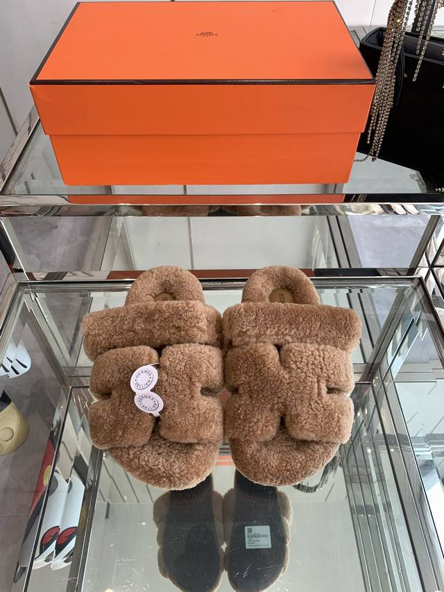 男40Hermes 爱马仕 皮毛一体卷糕毛 二舅拖 今年面料均选用a+皮毛一体卷糕毛毛茸茸的 敲可爱的，踩云脚感，光脚或者搭配个袜子穿，都时髦的不行哦 鞋底是原