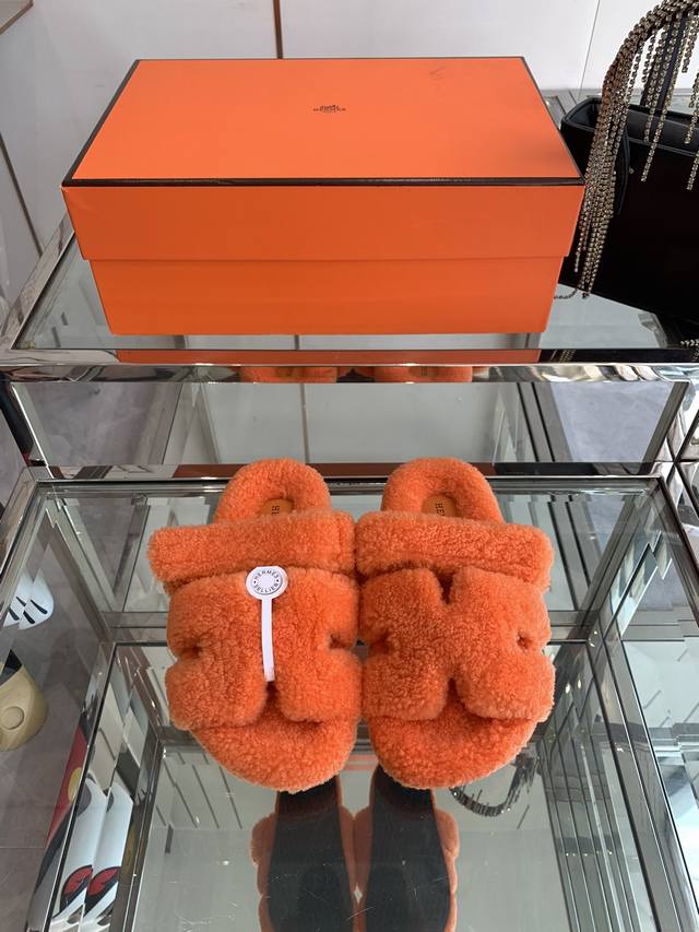 男40Hermes 爱马仕 皮毛一体卷糕毛 二舅拖 今年面料均选用a+皮毛一体卷糕毛毛茸茸的 敲可爱的，踩云脚感，光脚或者搭配个袜子穿，都时髦的不行哦 鞋底是原