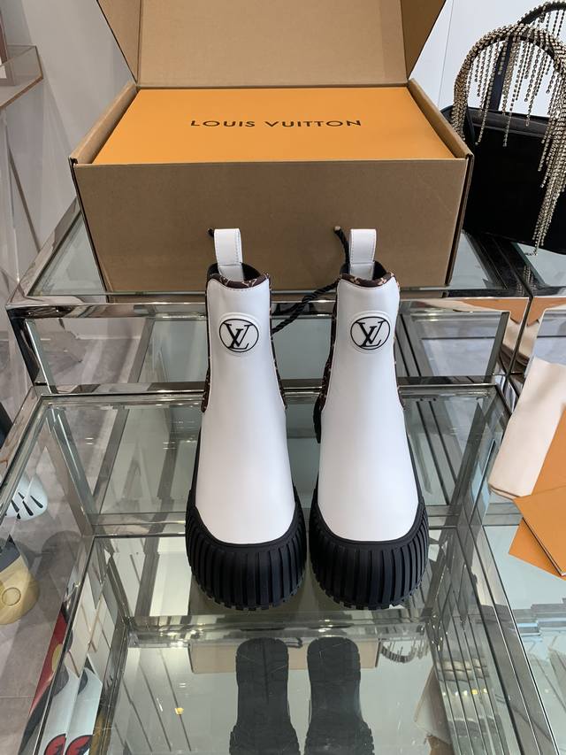 顶级版本 Louis Vuitton Lv 网红，大明星走秀新款 大头马丁靴 休闲百搭时尚潮流款，上脚舒适 搭配路易威登标识点缀亮点 八寸靴大气显气质 面料：进