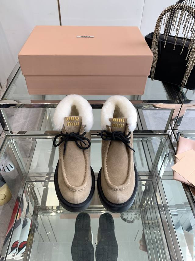 Miu Miu 缪缪 Ss 秋冬新款 王炸羊毛短靴 百搭增高神器 不想敷衍所以原版开发时间太长了 幸好最后依旧美好 五金logo元素符合miu系一贯品宣形象中的
