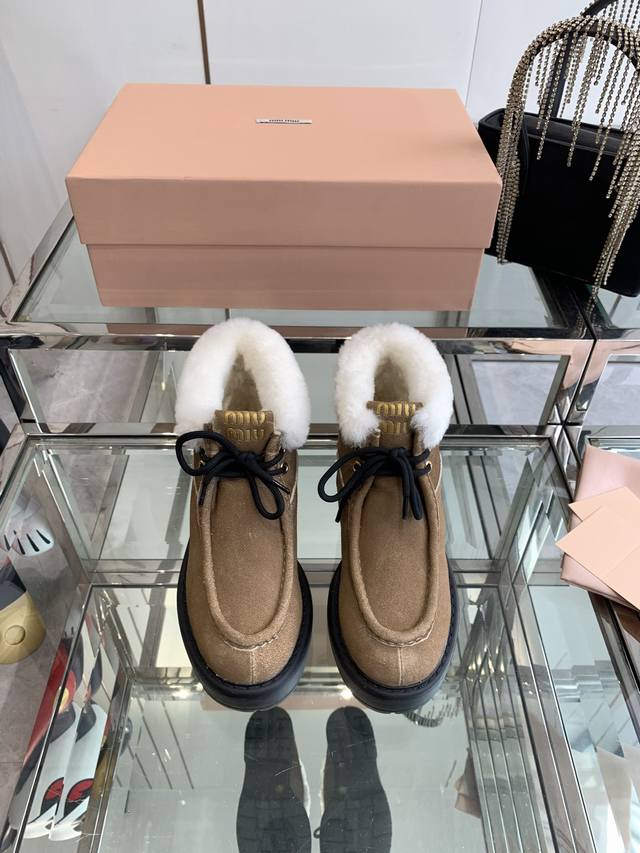 Miu Miu 缪缪 Ss 秋冬新款 王炸羊毛短靴 百搭增高神器 不想敷衍所以原版开发时间太长了 幸好最后依旧美好 五金logo元素符合miu系一贯品宣形象中的