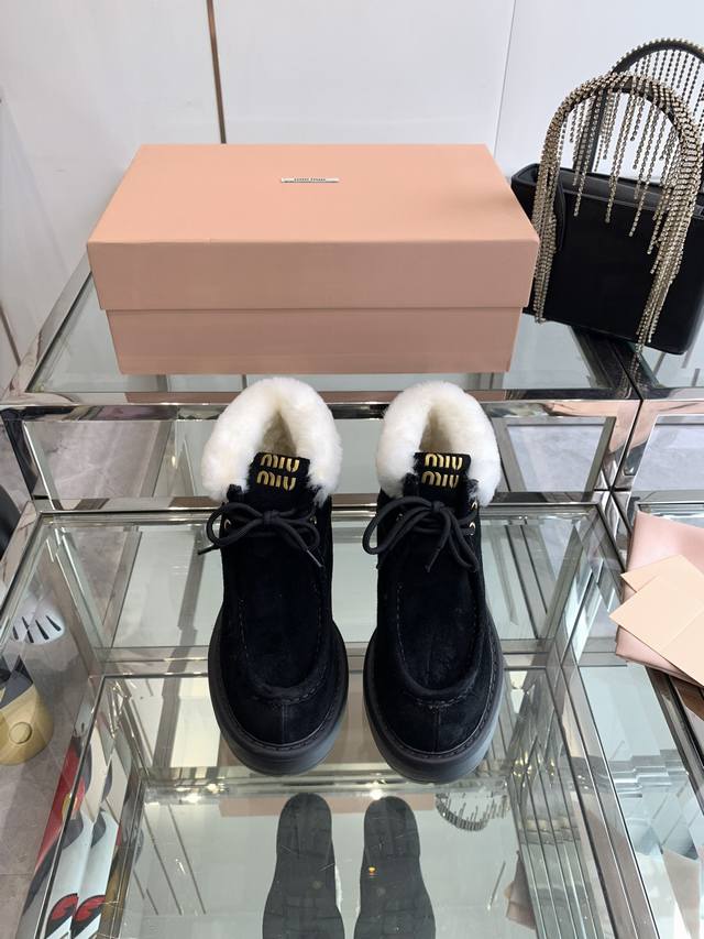 Miu Miu 缪缪 Ss 秋冬新款 王炸羊毛短靴 百搭增高神器 不想敷衍所以原版开发时间太长了 幸好最后依旧美好 五金logo元素符合miu系一贯品宣形象中的