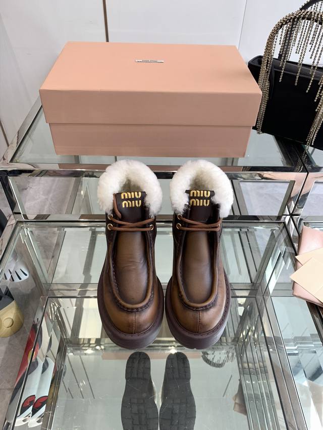 Miu Miu 缪缪 Ss 秋冬新款 王炸羊毛短靴 百搭增高神器 不想敷衍所以原版开发时间太长了 幸好最后依旧美好 五金logo元素符合miu系一贯品宣形象中的