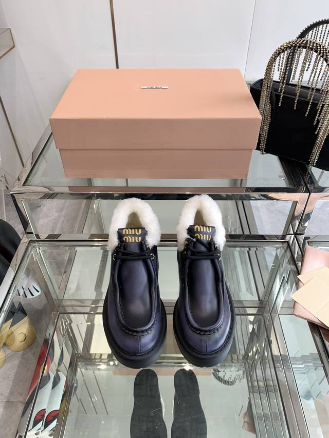 Miu Miu 缪缪 Ss 秋冬新款 王炸羊毛短靴 百搭增高神器 不想敷衍所以原版开发时间太长了 幸好最后依旧美好 五金logo元素符合miu系一贯品宣形象中的