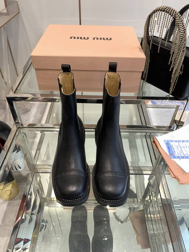 顶级版本 Miu Miu 缪缪24Ss秋冬最新走秀爆款系列 今年最值得入手的靴子 没有之一！易梦玲同款超多网红明星上脚 ，火爆小红书。Miumiu今年秋冬确实泰