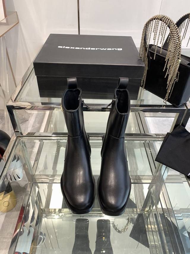 Alexander Wang 亚历山大王 24Ss秋冬新款 纽约时装周大王字母短靴上新 Ins风格新款推出 使用了大王经典方跟简洁风，讲究线条的设计理念，女王风