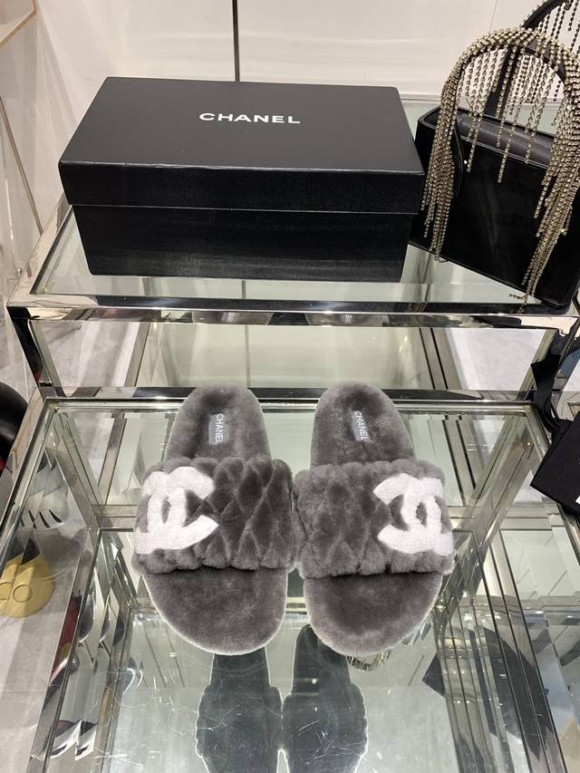 Chanel香奈儿 24Ss秋冬新款 羊毛毛拖鞋 官网、小红书同步最新配色香奈儿爆款火热上线，做工升级版，高品质 时尚潮流最新款泰迪羊毛h拖秋冬款平底毛拖，上脚