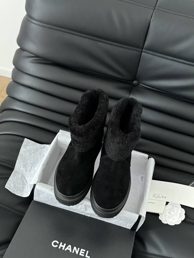 单鞋 短靴 Chanel 24B新款雪地靴 秋冬暖心推荐 高品质认准我家实拍 穿腻了毫无特色的ugg 不妨来买这款，超级仙女的一款，内里隆丰羊皮毛一体，不计成本