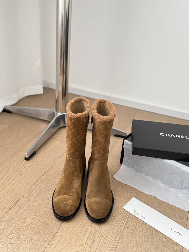 Chanel 雪地靴 秋冬暖心推荐 高品质认准我家实拍 穿腻了毫无特色的ugg 不妨来买这款，超级仙女的一款，内里隆丰羊皮毛一体，不计成本选用澳洲皮毛一体羔羊毛