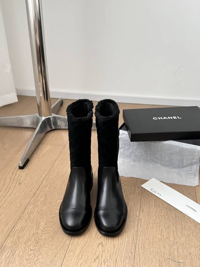 Chanel 雪地靴 秋冬暖心推荐 高品质认准我家实拍 穿腻了毫无特色的ugg 不妨来买这款，超级仙女的一款，内里隆丰羊皮毛一体，不计成本选用澳洲皮毛一体羔羊毛