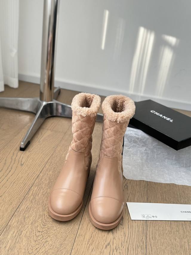 Chanel 雪地靴 秋冬暖心推荐 高品质认准我家实拍 穿腻了毫无特色的ugg 不妨来买这款，超级仙女的一款，内里隆丰羊皮毛一体，不计成本选用澳洲皮毛一体羔羊毛