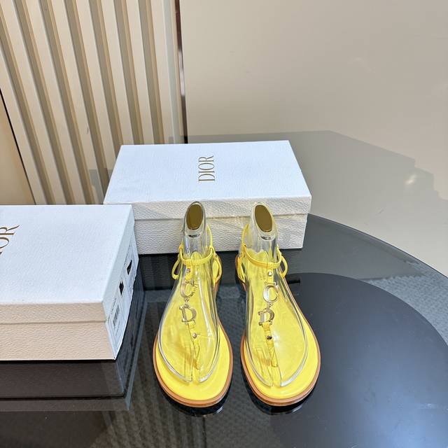 厂价 Dior 迪奥24S新款 平底凉鞋cd扣设计 鞋面采用进口牛皮 内里采用羊皮内里 意大利进口牛皮大底 跟高：平底 码数：35-39 40 41定做