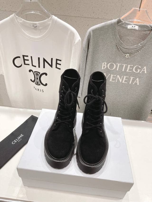 高版本出厂 Celine*赛琳 Ss秋冬最新款短靴！Lisa同款超火复古凯旋门绑带短靴马丁靴！ 低调简约的设计，超帅气造型带点复古的味道，上脚显瘦轻便，而且5.
