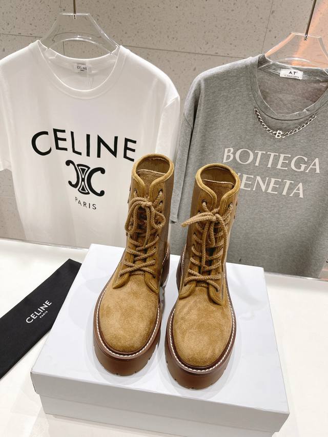 高版本出厂 Celine*赛琳 Ss秋冬最新款短靴！Lisa同款超火复古凯旋门绑带短靴马丁靴！ 低调简约的设计，超帅气造型带点复古的味道，上脚显瘦轻便，而且5.