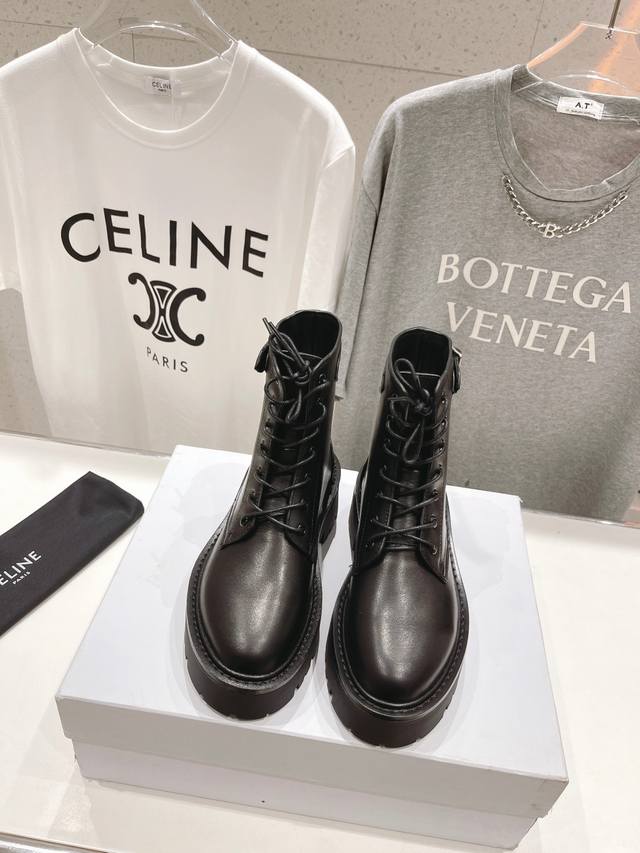 高版本出厂 Celine*赛琳 Ss秋冬最新款短靴！Lisa同款超火复古凯旋门绑带短靴马丁靴！ 低调简约的设计，超帅气造型带点复古的味道，上脚显瘦轻便，而且5.