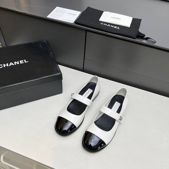 春季新款 专柜 正品级 版本！！ 专柜简直疯抢了，各大社交平台热门晒图，这期的走秀款绝对太帅了，绝对是这一季最热门的款式，专柜仙女们真的太识货了，不卡脚也不会磨