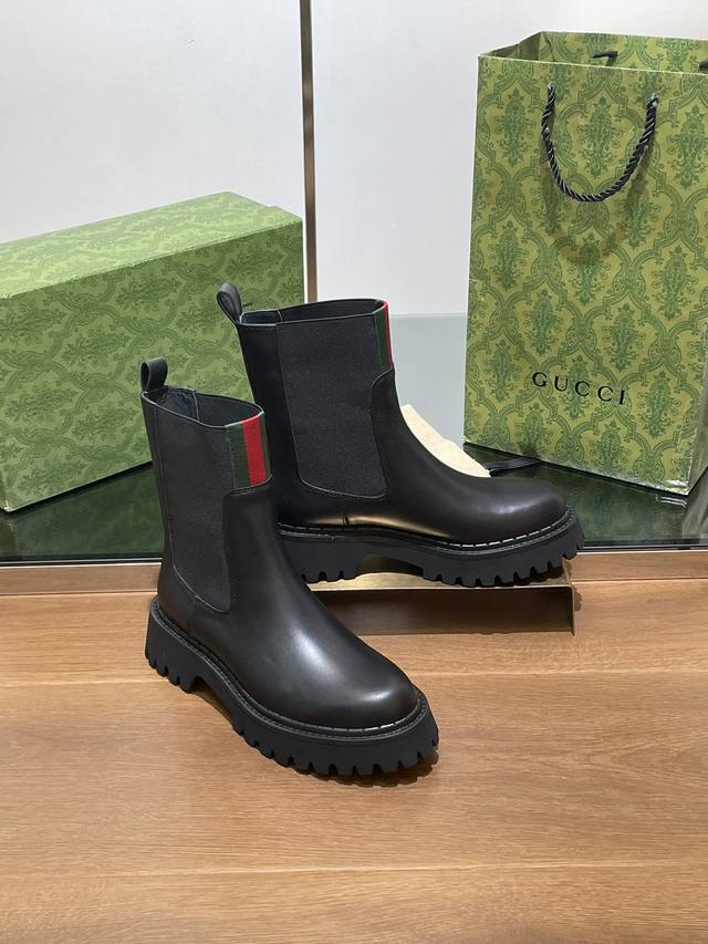 秋冬最新gucci 红绿织带橡筋松紧短靴沟纹厚底踝靴切尔西靴烟管短靴代购级别 高端精品尖货 始创于190年代的原版品牌细节，在这双鞋上浪漫新生。取材自马术世界的