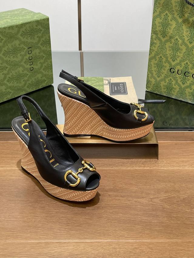 Gucci 古奇 春秋新品船底防水台马鞍扣 马衔扣鱼嘴鞋，坡跟厚底防水台露趾凉鞋，单鞋，鞋柜必备款 原版套楦 高端品质 这款凉鞋颇具辨识度的双环和长条元素令这鞋
