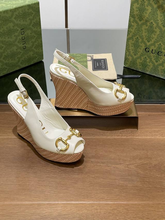 Gucci 古奇 春秋新品船底防水台马鞍扣 马衔扣鱼嘴鞋，坡跟厚底防水台露趾凉鞋，单鞋，鞋柜必备款 原版套楦 高端品质 这款凉鞋颇具辨识度的双环和长条元素令这鞋