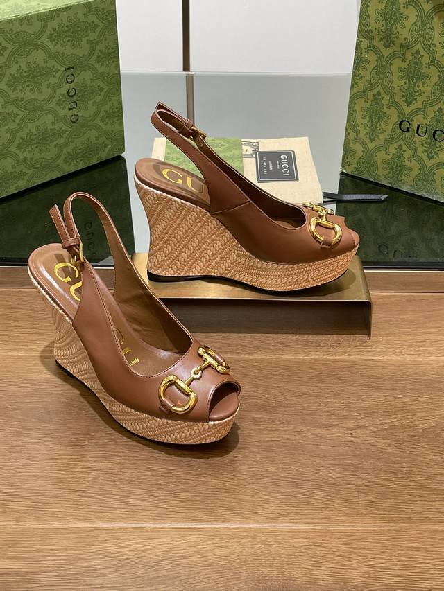 Gucci 古奇 春秋新品船底防水台马鞍扣 马衔扣鱼嘴鞋，坡跟厚底防水台露趾凉鞋，单鞋，鞋柜必备款 原版套楦 高端品质 这款凉鞋颇具辨识度的双环和长条元素令这鞋
