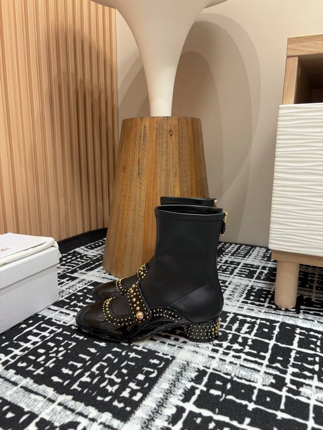 短靴 秋冬新款dior Belle-D 粗跟靴子玛丽珍款弹力短靴 长靴 这款 Belle-D 带跟靴子于迪奥二零二四秋冬成衣系列发布秀上全新亮相，灵感源自 19