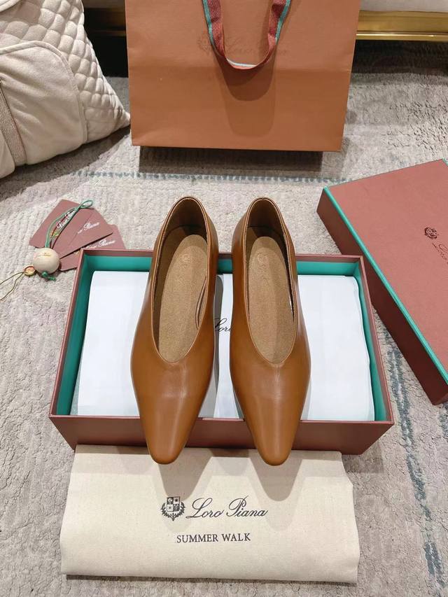 胎牛 羊京 春夏新款奶奶鞋，马思纯亮相loro Piana松弛感穿搭单鞋，奶奶鞋，面料顶级胎牛 羊京，春夏顶级奶奶鞋，Lp极简主义之rebecca系列没有显眼的