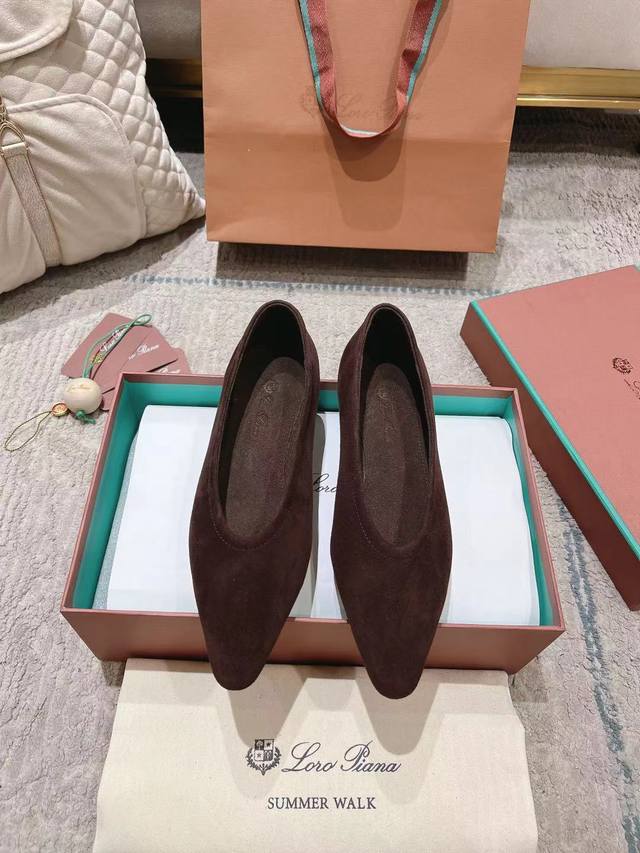 胎牛 羊京 春夏新款奶奶鞋，马思纯亮相loro Piana松弛感穿搭单鞋，奶奶鞋，面料顶级胎牛 羊京，春夏顶级奶奶鞋，Lp极简主义之rebecca系列没有显眼的