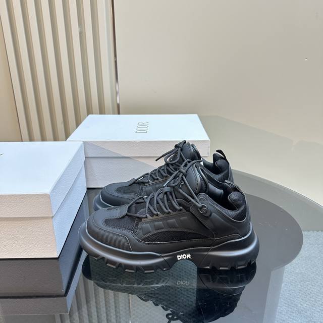 Dior 系列新品这款 C Est Dior 运动鞋彰显醒目而时尚的风范。精心制作，鞋面侧边分别展示 C 和 D 字母尽显格调，细节也增添一丝优雅气质。轻盈的双