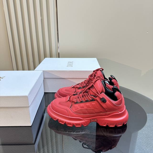 Dior 系列新品这款 C Est Dior 运动鞋彰显醒目而时尚的风范。精心制作，鞋面侧边分别展示 C 和 D 字母尽显格调，细节也增添一丝优雅气质。轻盈的双