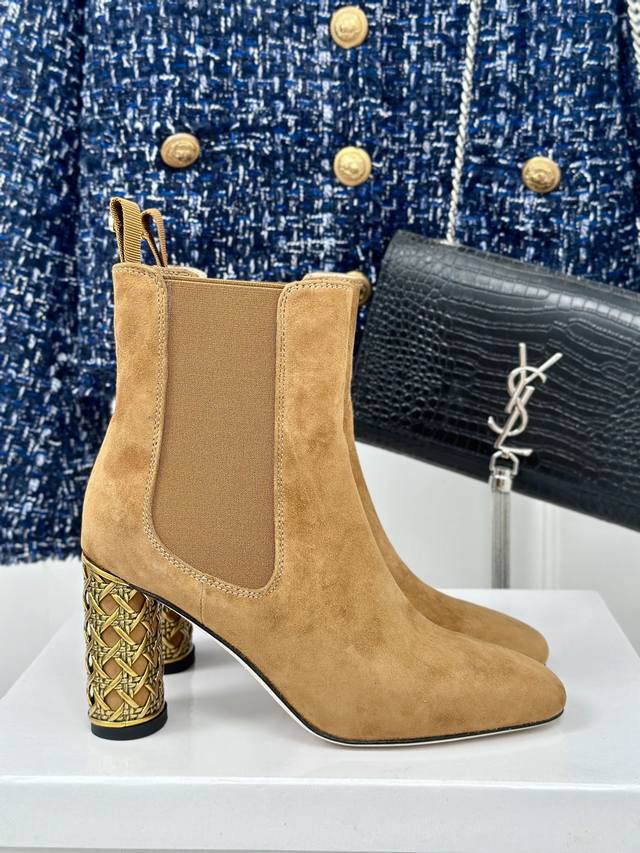 厂价 Dior 迪奥24S秋冬新品粗跟短靴 这季的靴子真的要狂种草啦~ 超级好看让腿精们的腿再长一点！ 面料采用原版定制材质 内里踮脚均为羊皮 意大利进口牛皮大